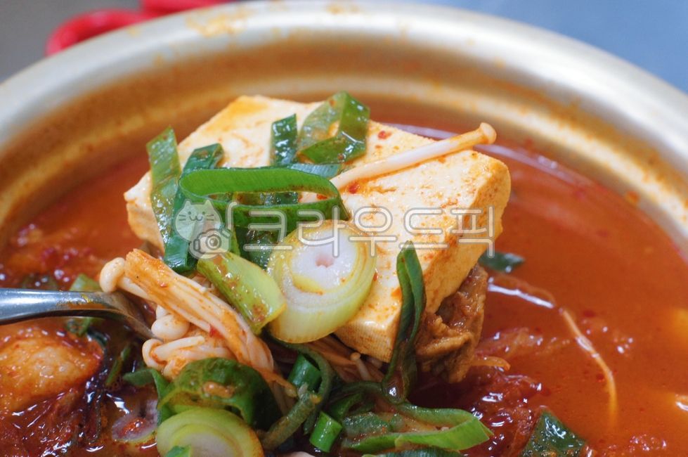 김치찌개,kimchistew,김치전골,kimchijjigae,spicystew,porkstew,meatstew,돼지김치찌개,portablestove,음식,food,kfood,요리,플레이팅,foodpresentation,plating,음식,식재료,요리,food,cook,meal,dishes,food reserves