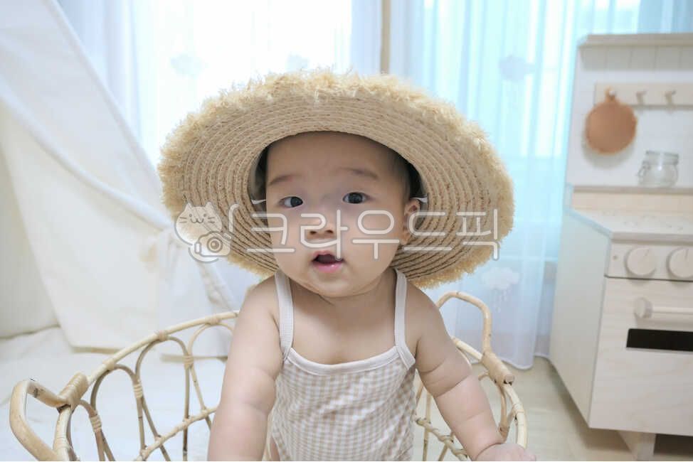 바구니,라탄,라탄바구니,표정,텐트,아기텐트,러그,유아텐트,놀이방,아기모델,헤어밴드,아기,신생아,사람,갓난아기,귀여운,작은,소중한,앙증맞은,인간,어린,한살,1세,만0세,아가,영유아,얼굴,엄마품,안긴,베이비,천사같은,사랑스러운,가족,아들,라이프스타일,생활,육아,보육,순수한,순진한,천진난만한,건강한,인테리어,모자,밀짚모자
