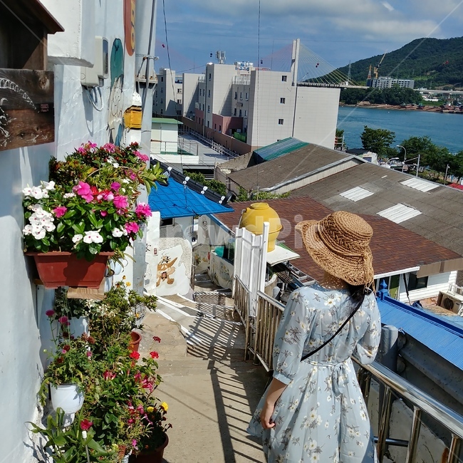인물,뒷모습,여름,소녀,여행,여수,풍경,하늘색,청량함,골목길,alley,사람,인물,인간,human,person,여성,여자,woman,female,lady,apparel,의복,clothing,의류