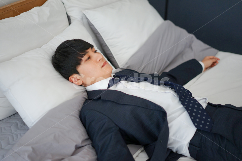 남성,남자,정장,침대,집,실내,침실,양복,사람,인물,인간,human,person,남성,남자,man,male