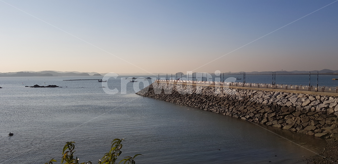 nature,자연,outdoors,옥외,water,물,sea,바다,ocean,대양,coast,연안,ground,바닥,bank,둑