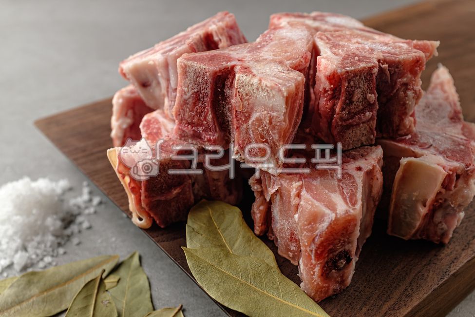 돼지등뼈,등뼈,돼지고기,뼈,돼지뼈,날것,냉동,척추,음식,식사,식품,식료품,재료,식재료,음식재료,클로즈업,푸드,냉동된,고기,돼지,딱딱한