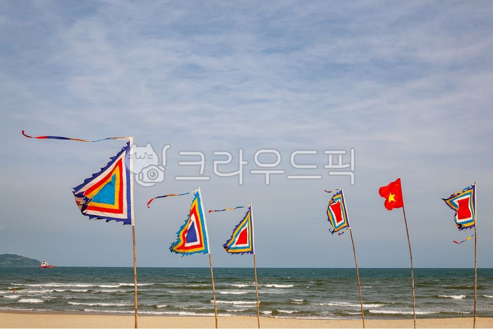 미케비치,다낭,베트남,국기,깃발,해변,바람,해안,해외,바다,모래사장,백사장,파도,물결,물,모래,수평선,바닷가,풍경,하늘,해수욕장,구름,배,선박,칼라풀,여름