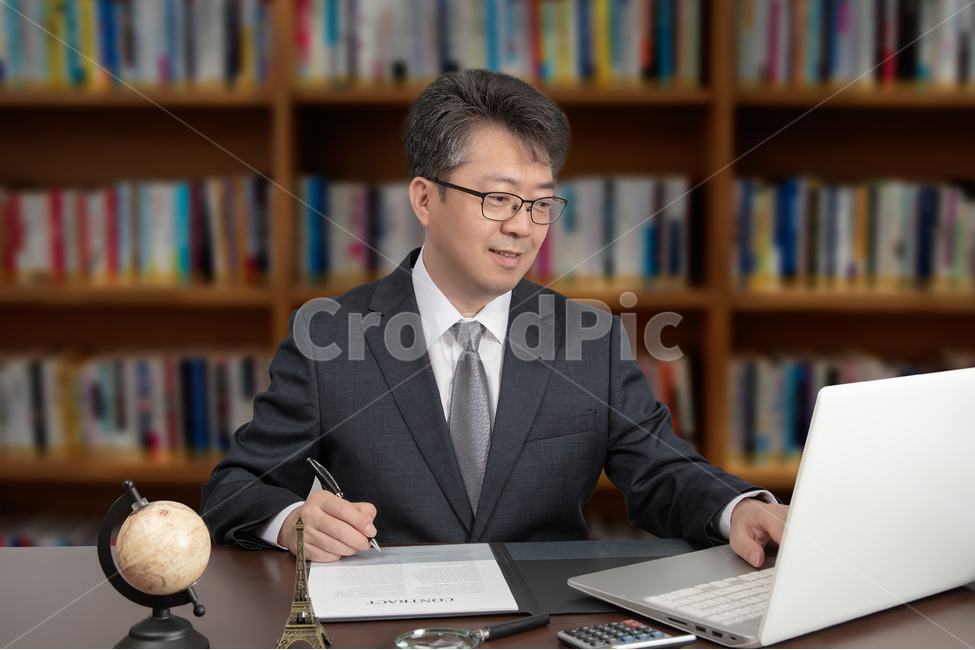 비즈니스,중년,남성,남자,비즈니스맨,비지니스,비지니스맨,1명,중장년,40대,50대,회사원,사업,웃는,사업가,정장,양복,슈트,지구본,책장,노트북,컨셉,개념,책,책꽂이,한국인,사장,회장,매니저,관리자,ceo,사장님,컨설팅,컨설턴트,계약,회계사,법무사,변호사,계약서,성공한,미소짓는,미소,돋보기,일본인,중국인,아시아인,사람,인물,인간,human,person,남성,남자,man,male,산업,industry,industrial,비즈니스,사업,business,service,work