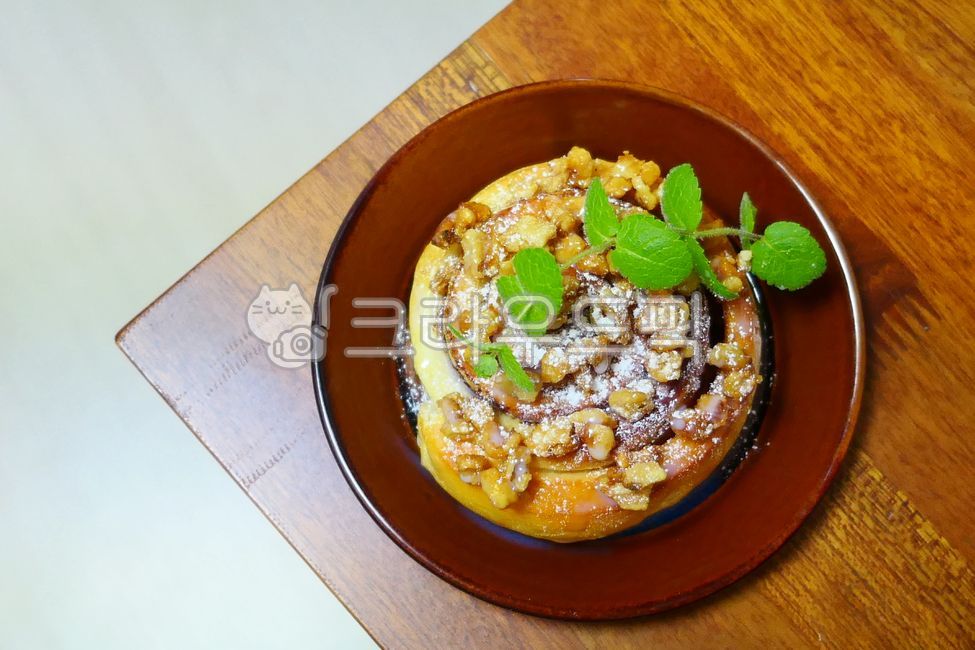 시나몬롤,애플민트,호두,플레이팅,갈색,디저트,빵,브레드,간식,연유,슈가파우더