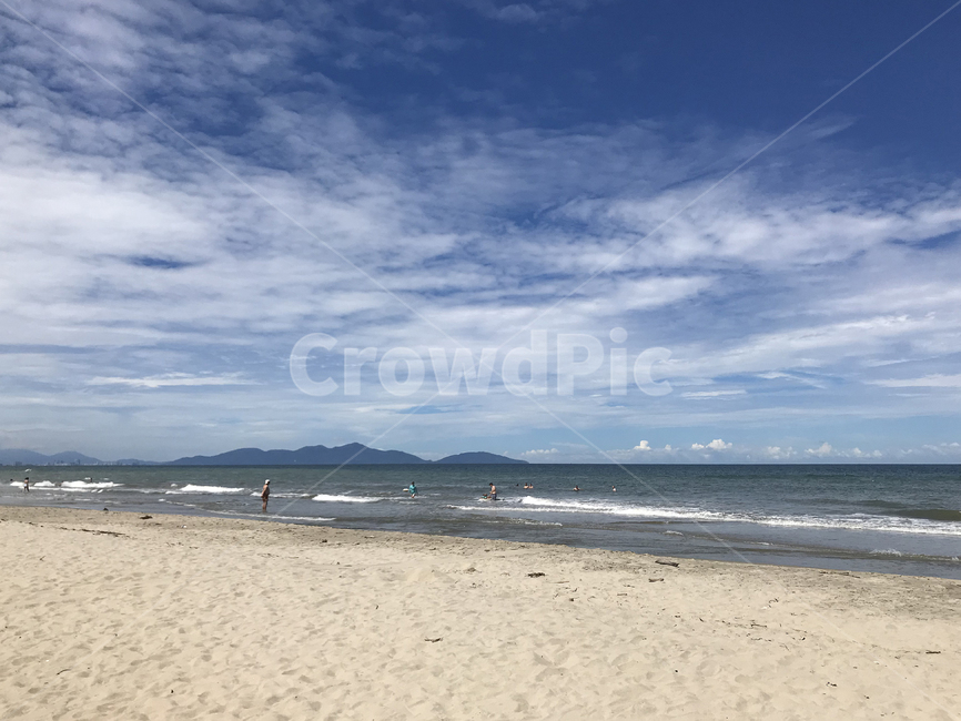 물,해안선,대양,바다,자연,옥외,야외,구름,날씨,맑음,하늘,산,파도,사람,모래,낮,흙,바닷가,beach,beautiful,blue,cloud,coast,landscape,mountain,nature,ocean,outdoor,relax,sand,sea,shore,sky,summer,sun,sunny,water,weather,white