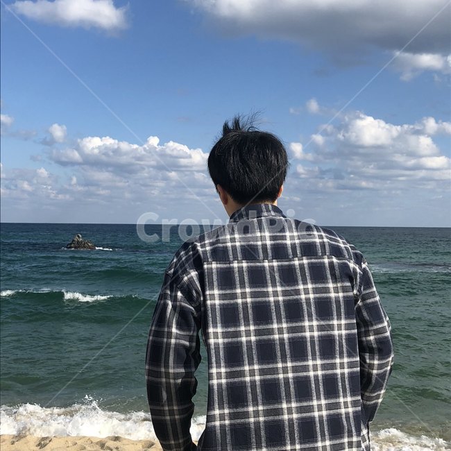 바다,구름,해안,모래사장,남자,뒷모습,남방,푸른하늘,사람,인물,인간,human,person,남성,남자,man,male