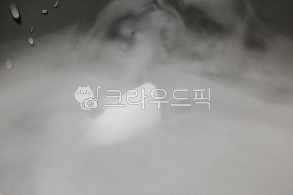 carbon dioxide,solid,dryice,dry ice,smoke,moisture,humid,cloudy,frozen food,experiment,water vapor,science,gas,humidity,icicle,lump,coolant,fog,sublimation