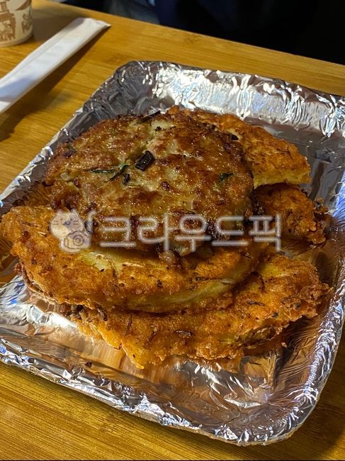 market,Gwangjang Market,Bindaetteok,Korean food,market food,mung bean pancake,Mung Bean Bindaetteok,jeon,traditional food,koreanfood