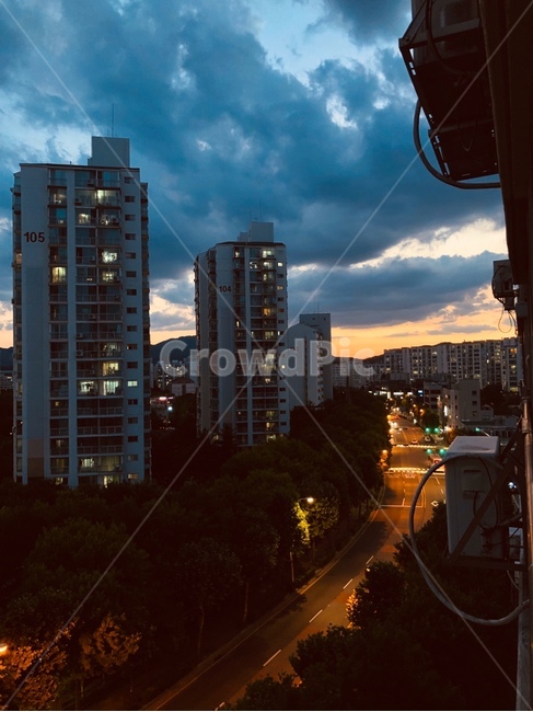 해질녘,도로,아파트,구름,가로수,전봇대,노을,가로등,도시,풍경,city,landscape