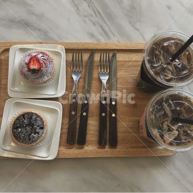 디저트,타르트,베이커리,컵케이크,커피,아메리카노,대리석책상,대리석,포크,나이프
