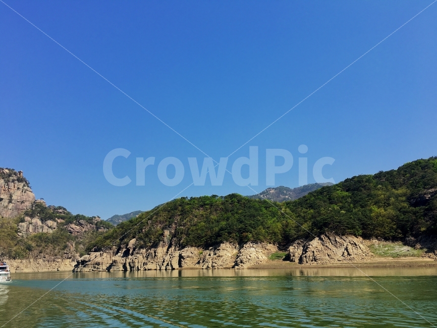 하늘,강,나무,산,봉우리,풍경,자연,일상,스냅,경치,경관,국내여행,여행,국내,낮,푸른,식물,sky,clouds,mountain,nature,자연,풍경,nature,landscape,outdoors,옥외,land,땅,water,물,shoreline,해안선,ocean,대양,sea,바다,coast,연안