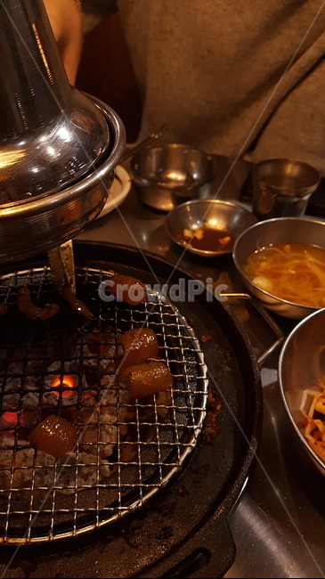 식당,음식,외식,회식,돼지껍데기,숯불구이,불판,반찬,고기집,퇴근,음식,식재료,요리,food,cook,meal,dishes,food reserves,한식,한국음식,한국요리,korean food,korean dishes,korean meal,korean cook