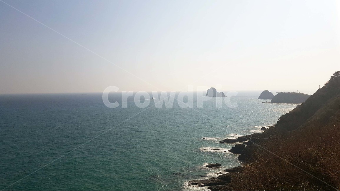 바다,바닷가,파도,해안가,수평선,자연,풍경,절경,해안도로,하늘,절벽,해안절벽,나무,윤슬,물거품,부산,이기대,해파랑길,겨울바다,파란색,자연,풍경,nature,landscape,promontory,곶,outdoors,옥외,land,땅,sea,ocean,대양,water,물,shoreline,해안선