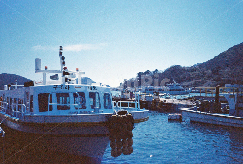 보트,바다,연안,선박,물,옥외,자연,곶,해안선,outdoors,land,nature,shoreline,water,ocean,sea,coast,시원함,청량함,깨끗함,vehicle,transportation,boat,vessel,교통,교통수단,traffic,transportation