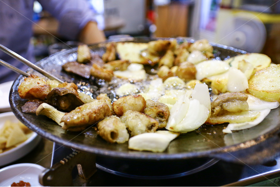 곱창,소곱창,대창,막창,염통,곱창구이,철판구이,외식,회식,곱창집,창자,육류,육식,고기,쫄깃한,고소한,느끼한,기름진,음식,메뉴,요리,상차림,음식점,한국요리,한국음식,맛있는,부추,채소,버섯,식사,음식,식재료,요리,food,cook,meal,dishes,food reserves,한식,한국음식,한국요리,korean food,korean dishes,korean meal,korean cook