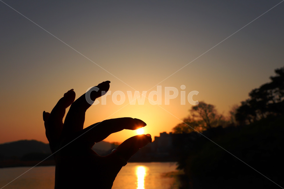노을,일몰,석양,해질녘,sunset,황혼,하늘,손,사람,인물,인간,human,person,신체일부,몸,body,실루엣,그림자,silhouette,shadow