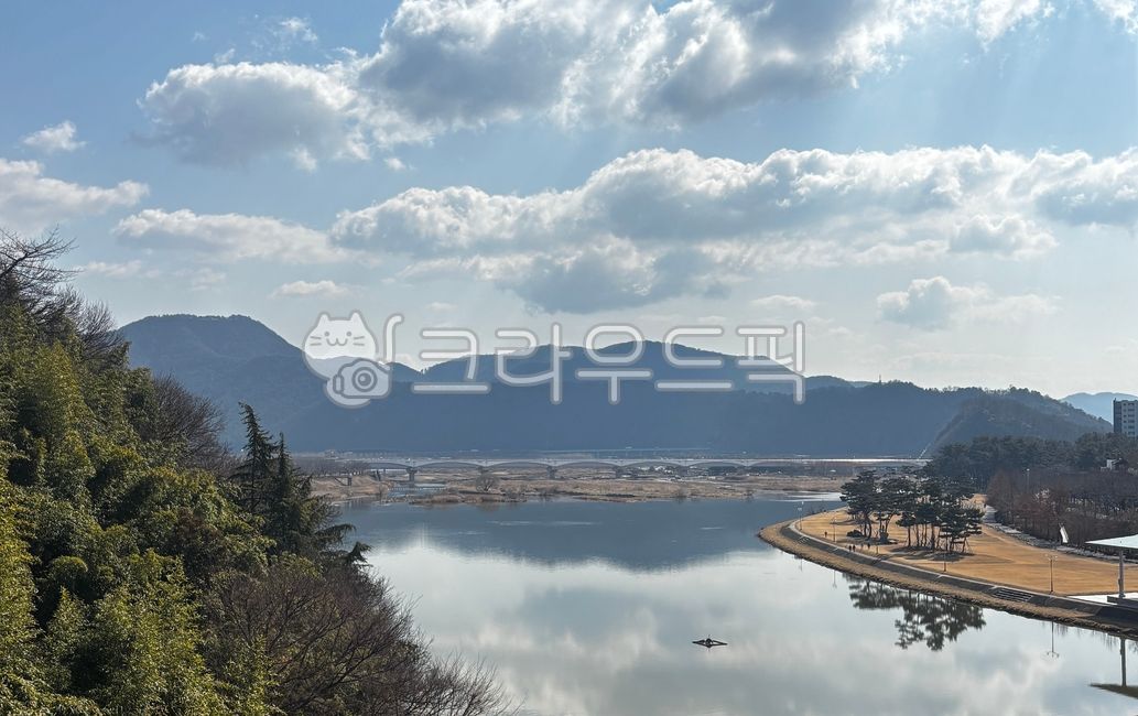 강,river,강가풍경,고요한강,산과구름,맑은하늘,반영,물에비친풍경,강변산책로,평화로운자연풍경,riversidepark,reflectiononcalmriver,하늘을비추는강물,구름낀하늘과강,riverandmountainlandscape,peacefulcountrysideview