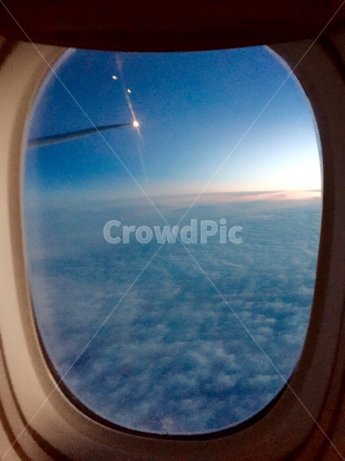 비행기,하늘,여명,새벽,구름,여행,휴가,traveling,vacation,trip,교통,교통수단,traffic,transportation,window,창문,porthole,현창