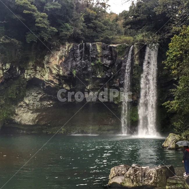 제주도,자연물,해안,해안절벽,절벽,화산섬,폭포,자연,풍경,nature,landscape,제주도,jeju,jeju island,water,물,river,강,outdoors,옥외,person,사람,human,인간,waterfall