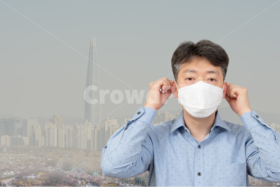 미세먼지,먼지,환경오염,공기,대기질,미세,건강,도시,고통,실외,환경,초미세먼지,오염,사회문제,대기,대기오염,질병,온난화,지구온난화,기상이변,지구,남성,남자,1인,마스크,kf94,4050대,중년,한국인,중국인,일본인,아시아인,황사,N95,도시,풍경,city,landscape,한국도시풍경,한국도시경관,korea cityscape,사람,인물,인간,human,person,남성,남자,man,male,건강,헬스웨어,헬스케어,healthware,health care,연출,컨셉,콘셉,direction,concept,nature,자연