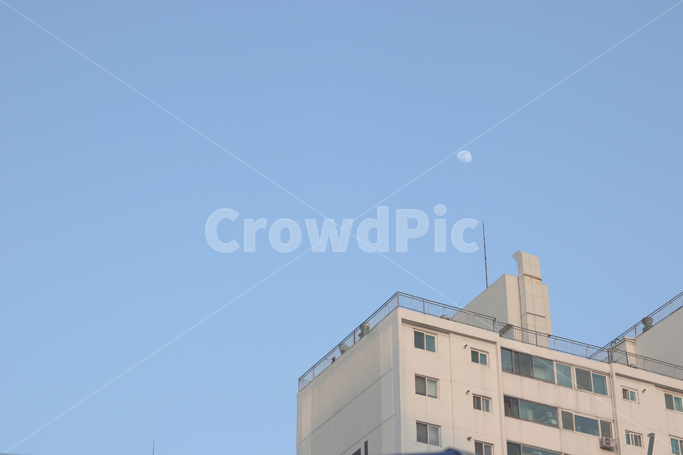 건물,하늘,달,초저녁,building,sky,moon,earlyevening,건축물,건물외관,exterior,building,structure,architecture,construction