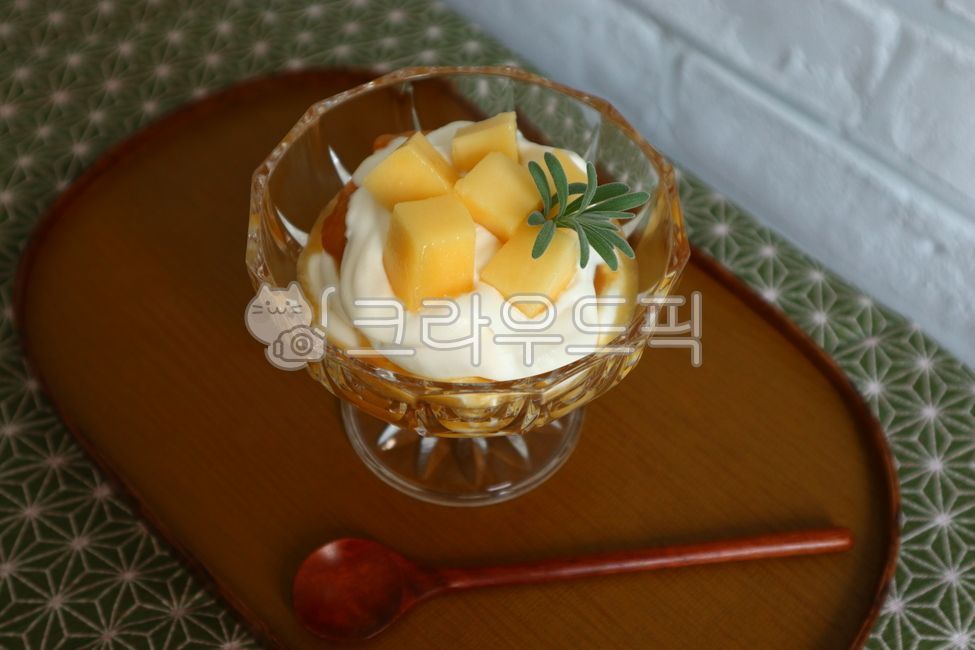 Mango,mango dessert,dessert,tiramisu,fruit,fruit tiramisu,cafe,cafe menu,sweet,soft,delicious,snack,food,glass,spoon,lacquerware plate