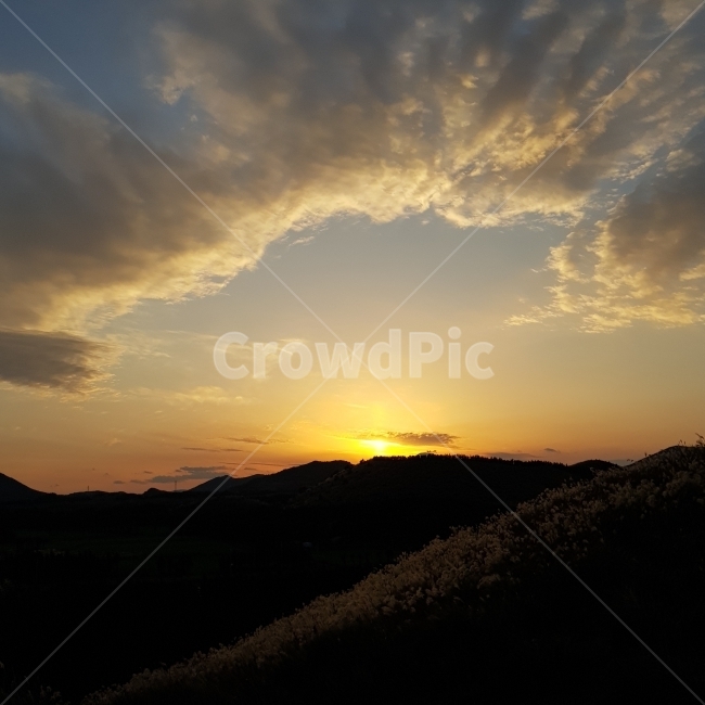일출,일몰,태양,노을,산,하늘,구름,자연,풍경,nature,landscape,실루엣,그림자,silhouette,shadow,outdoors,옥외,sunlight,햇빛,dusk,황혼,dawn,새벽,red sky,붉은 하늘,sky,sunset