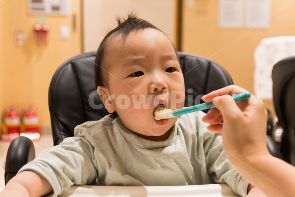 아기,이유식,육아,남자아이,맘마,어린이,아이,밥,식사,남자,영양,아기이유식,귀여운,사랑스런,숟가락,아동,양육,통통한,천사같은,꼬마,영유아,유아,사람,인물,남자아기,1살,1살아기,성장,가족,수유실,육아휴게실,얼굴,표정,11개월,발달,사람,인물,인간,human,person,영유아,아기,애기,아이,infants,baby