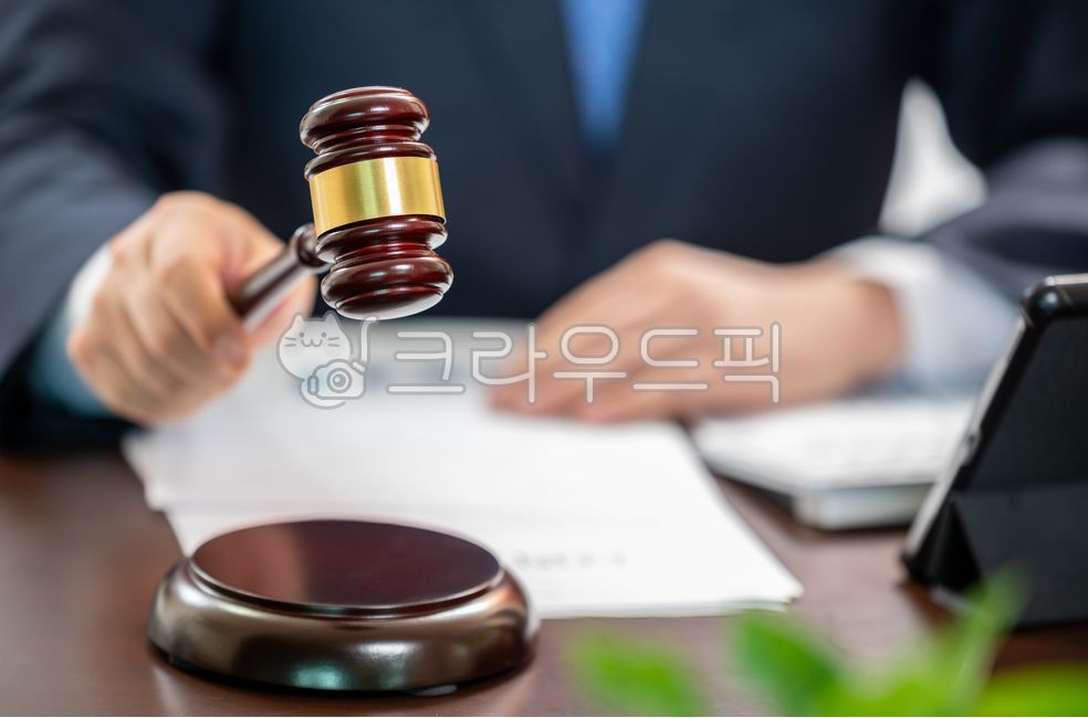 비즈니스,금융,비지니스,비즈니스맨,비지니스맨,남성,남자,경매,부동산,분쟁,판결,회생,판사,판사봉,법봉,파산,재판,책상,사람,전략,전문직,계약,계약서,법률,법,대출,융자,모지기,보험,심판,근저당,담보,주택담보,승인,망치,재판관,정장,재산,공증,비즈니스,사업,business,service,work