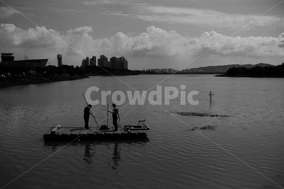 호수,저수지,작업선,작업,쪽배,사람,남자,하늘,구름,water,물,outdoors,옥외,person,human,인간