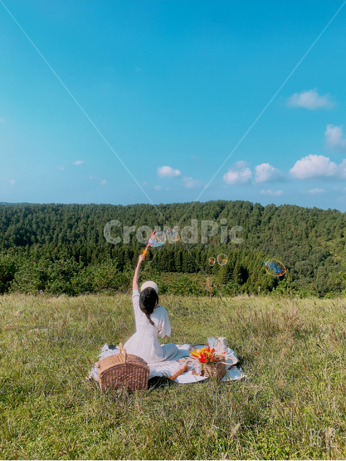 제주도,오름,아부오름,피크닉,소풍,비눗방울,picnic,하늘,산,숲,sky,jeju,island,바구니,nature,자연,여성,여자,woman,female,lady,여행,휴가,traveling,vacation,trip