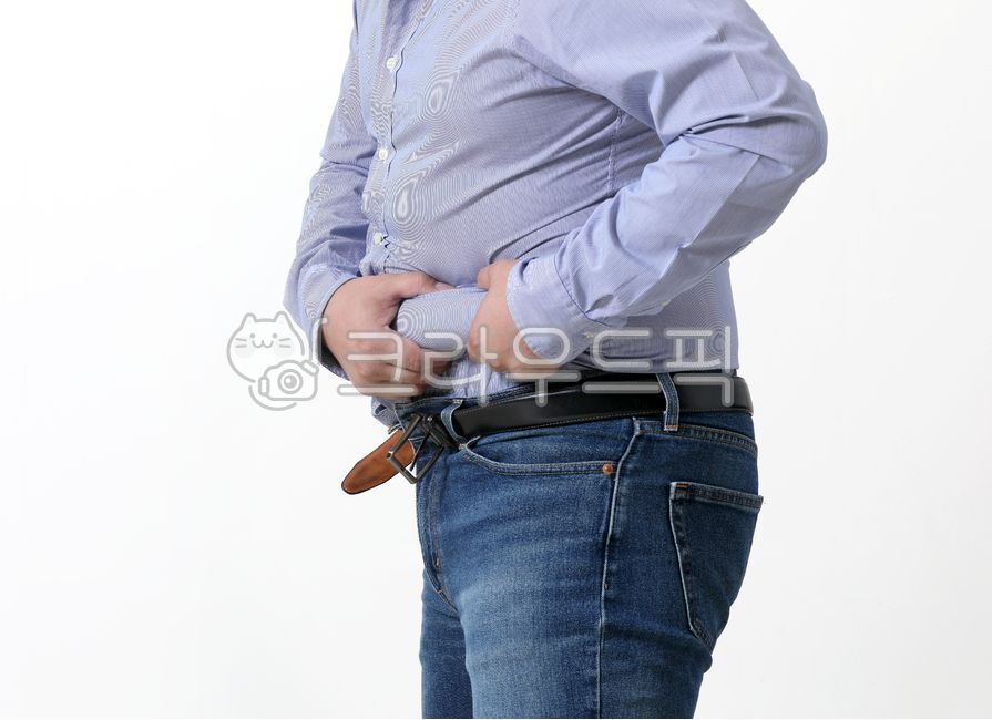 비만,남자,타이트한,살덩어리,덩어리,살,쥐고있는,잡고있는,옆모습,벨트,풀려있는,풀린,꽉끼는,남성,성인병,뚱뚱한,팻,지방,과식,단추,몸무게,무게,사이즈,신체,바지,셀룰라이트,손,위,큰,빅사이즈,팽창,터질듯한,터지는,고난,누끼,두꺼운,문제,남방,셔츠,줄무늬,캐주얼,운동부족,건강,헬스웨어,헬스케어,healthware,health care