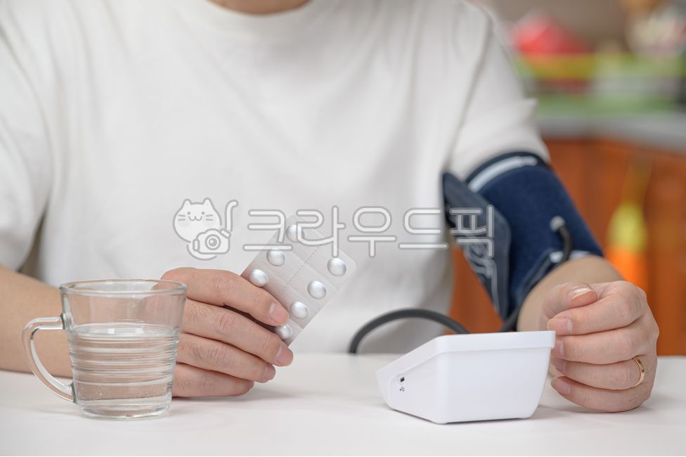 혈압,혈압계,성인병,대사증후군,모니터링,남자,남성,심박수,측정,고혈압,검사,심혈관,순환기,집,가정,건강,건강검진,성인,중년남성,예방,웰빙,라이프스타일,생활,의료,심장,케어,의학,메디컬,헬스케어,보건,의약품,약