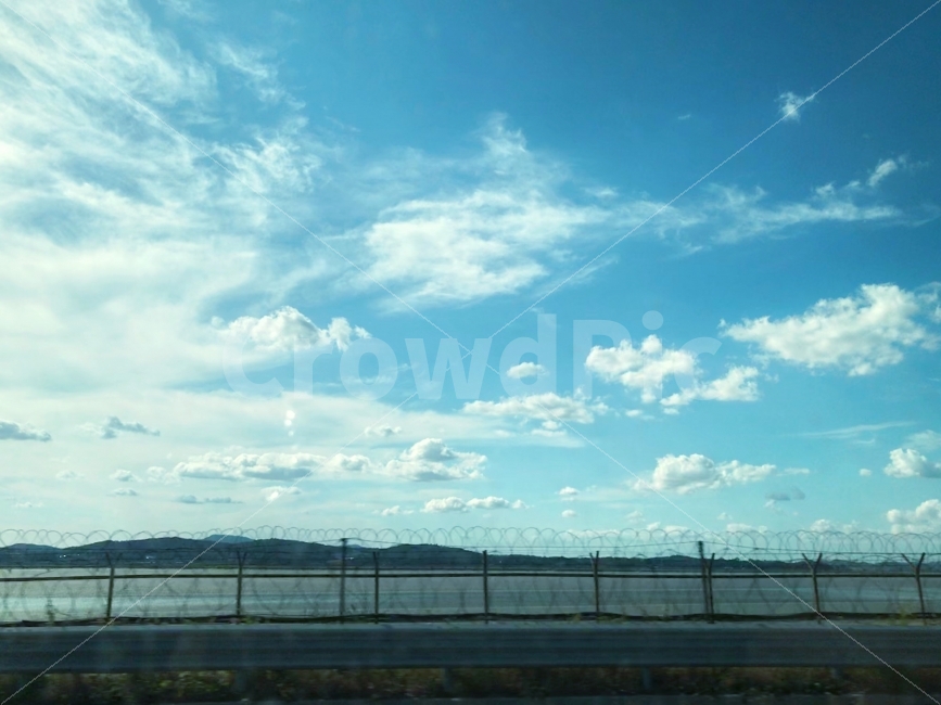 구름,낮,대낮,도로,철조망,자연,풍경,nature,landscape,한국자연풍경,한국자연경관,korea nature landscape,outdoors,옥외,road,sky,하늘,azure sky,푸른 하늘