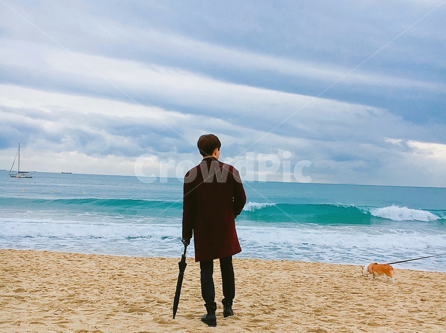 바다,코트,빨강,하늘,풍경,배경,남자,우산,강아지,요트,해변,바다,beach,sea,사람,인물,인간,human,person,남성,남자,man,male