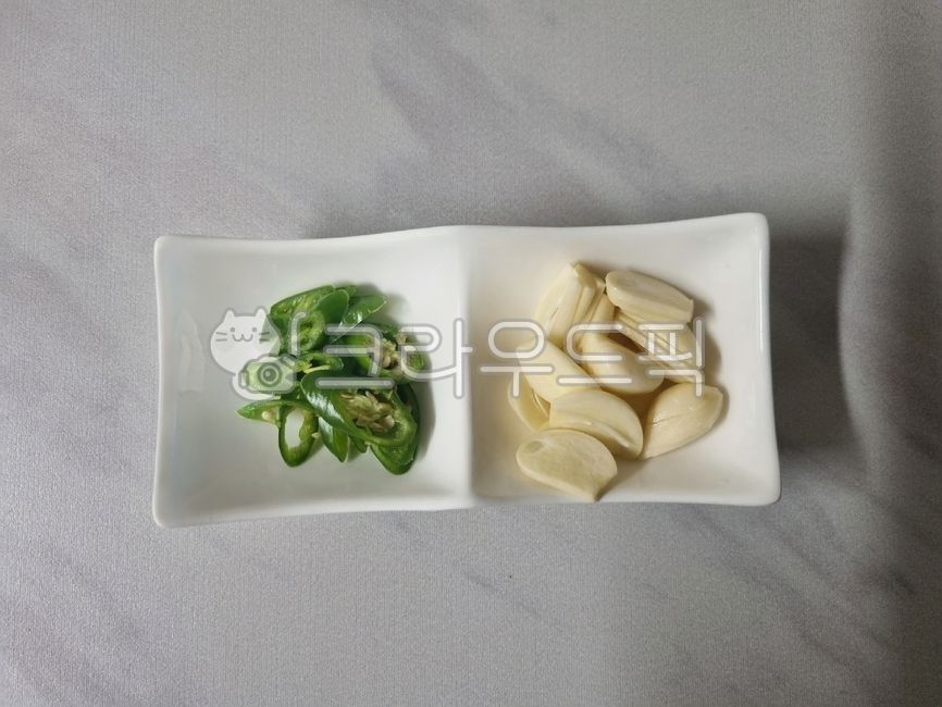 pepper,garlic,chili,saucer,bowls,Cheongyang pepper,hotpepper,plate,cooking ingredients,bowl,cookingmaterial,cheongyangpepper,Spicy pepper,dish,Food Ingredients,ingredients,foodstuff,foodmaterial