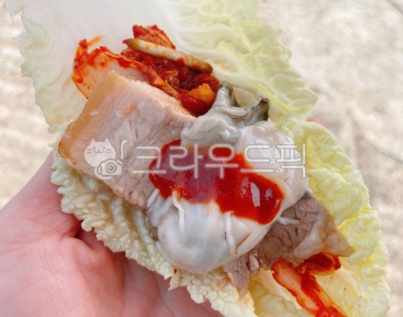Meat wrap,Bossam,pork,boiled pork,pig,raw food,Kimchi filling,pork belly,boiled meat,super long,cooking,cave,kimchi,cook,Oyster Bossam,wrapping,food,meal,Super red pepper paste,dish,napa cabbage,meat,raw oysters