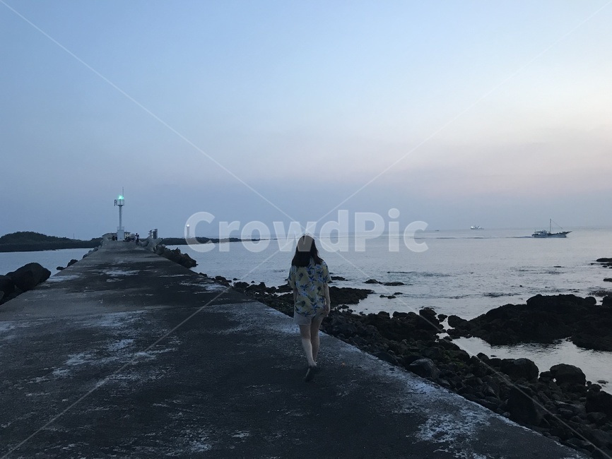 금능해수욕장,금능바다,제주도,제주,여름,여행지,관광지,하늘,바다,휴가지,제주도금능,제주도바다,제주금능,제주바다,밀물,썰물,해수욕장,모래사장,일몰,초저녁,해질녘,여자뒷모습,하와이안셔츠,여름셔츠,등대,여자걷는모습,걷는모습,사람뒷모습,사람걷는모습