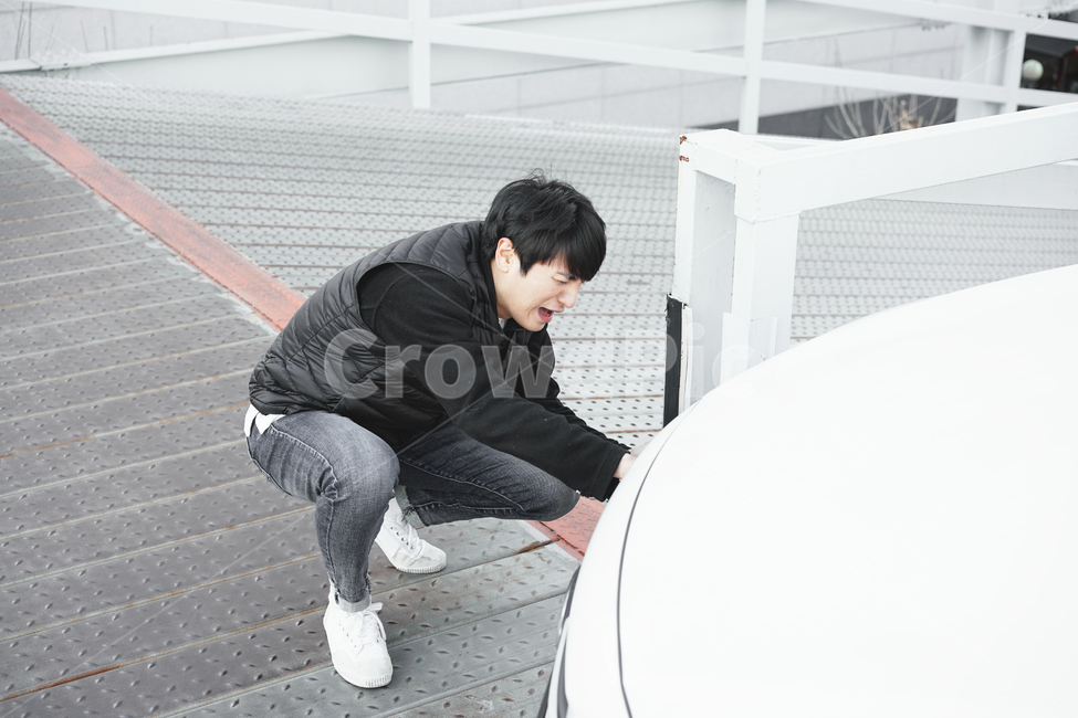 자동차,차량,차량사고,남자,사고차량,얼굴표정,감정표현,머리아픔,사람,인물,인간,human,person,얼굴표정,facial expression,face,남성,남자,man,male,감정표현,기분,feeling,emotion,교통,교통수단,traffic,transportation