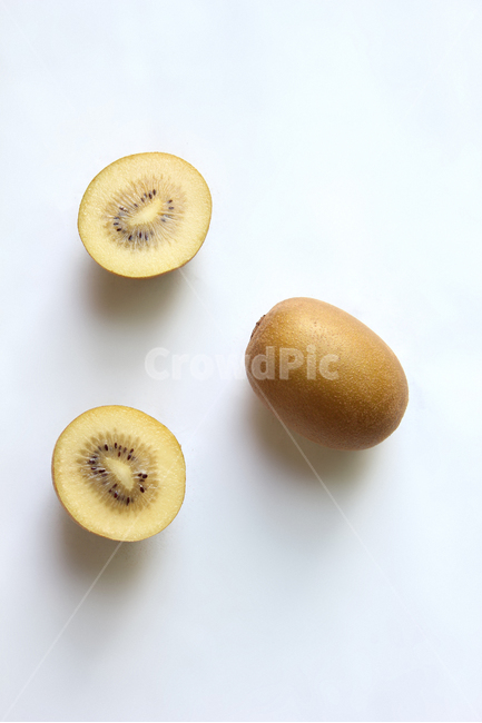 kiwi,half,white background,section,white,slice,gold kiwi,cropped,tower,seeds,brown,vitamin,Seed,tasty,cut,seed,fruit,harp,yellow,golden kiwi,top angle,gold,Golden,topview,top view,Fruit,nature,food,Kiwi,dessert,goldkiwi,fresh,sweet