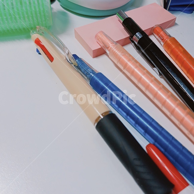 학용품,필기도구,공부,볼펜,책상,메모지,학용품,문구류,사무용품,school supplies,stationery,office supplies