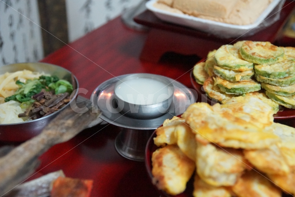 제사,차례,차례음식,막걸리,음복,제삿상,술,전통,명절,추석,설날,한국전통,한국문화,korean traditional,korean culture,음식,식재료,요리,food,cook,meal,dishes,food reserves,한식,한국음식,한국요리,korean food,korean dishes,korean meal,korean cook
