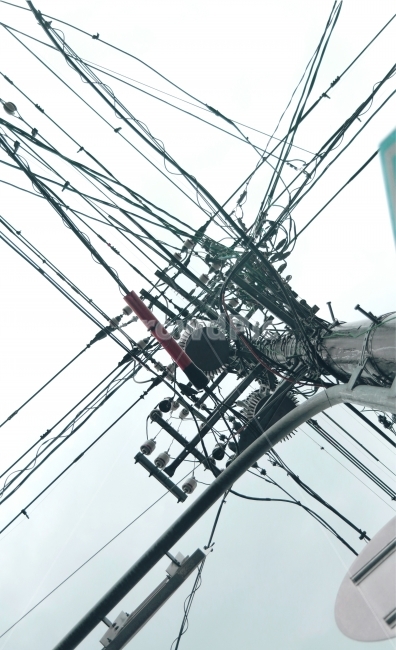 여행,전봇대,전선,엉킴,도시,산업,industry,industrial,에너지산업,energy industry,cable,케이블,utility pole,전신주,power lines,전력선