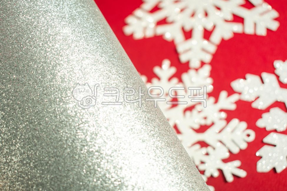 종이,은색,눈결정,모던,컨셉,곡선,배경,빨강,프레임,빛,정물,질감,글라데이션,카피공간,공백,공간,말려진,결,성탄,반짝이,라이트,눈