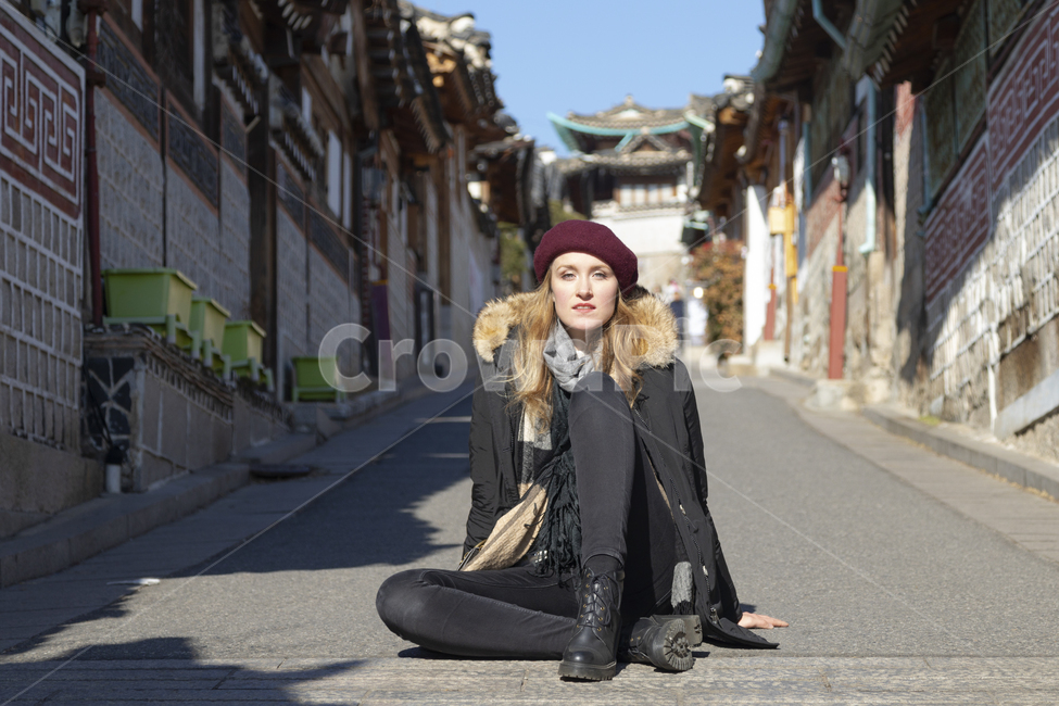 금발,여자,외국인,백인,여행자,여행,의복,의류,패션,모자,hat,traveler,한국전통,건물,apparel,clothing,사람,인물,인간,풍경,한옥마을,북촌,한옥,여성,koreantradition,female,koreanculture,human,blondhair,travel,building,도시,서울,city,seoul,bukchon,foreigner,white,사람,인물,인간,human,person,여성,여자,woman,female,lady