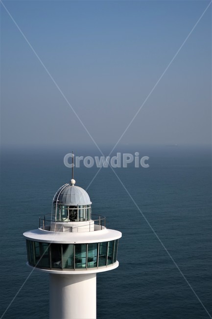 부산,등대,바다,해변,하얀,항로,표지,불빛,구조물,건물,시설,신호,수평선,등대,lighthouse,transportation,교통,vehicle,차량,boat,보트,dome,둥근 천장