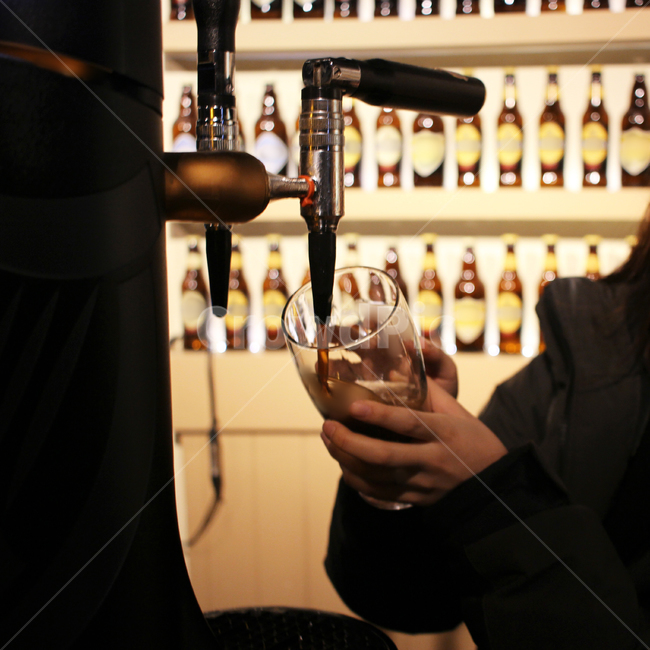 맥주,기계,생맥주,음주,술,디스펜서,손,제조기,거품기,크림맥주,사람,pub,human,person,beer,dispenser,drink,liquor,hand,음료수,drink,beverage,술,주류,alcohol