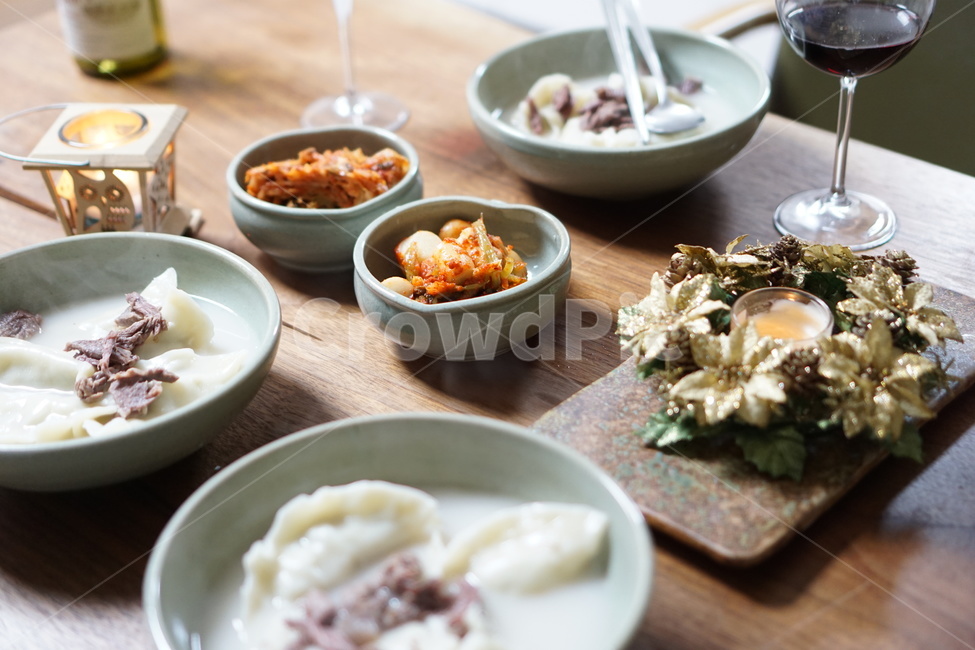 만두,만두국,설날음식,설날,떡국,떡만두국,김치,저녁,점심,전통음식,한국음식,상차림,테이블,집밥,홈쿡,홈파티,kimchi,dumpling,dimsum,mandu,손만두,음식,식재료,요리,food,cook,meal,dishes,food reserves,한식,한국음식,한국요리,korean food,korean dishes,korean meal,korean cook