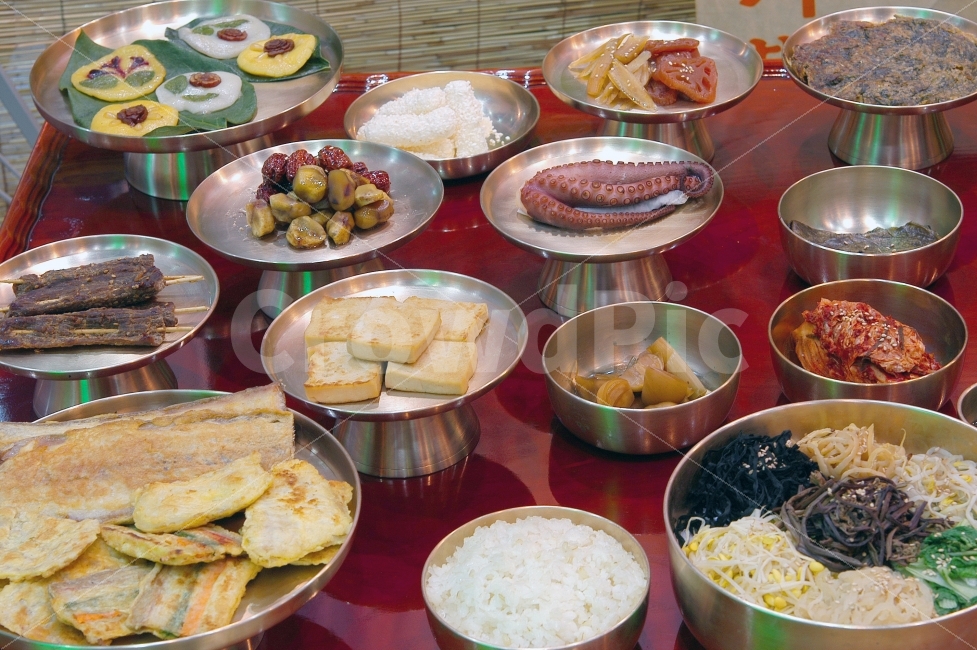 한식,상차림,음식,한국음식,전통음식,놋그릇,그릇,한국,나물,야채,전,부침개,두부,김치,문어,밤,떡,한과,반찬,빈대떡,한국전통,한국문화,korean traditional,korean culture,음식,식재료,요리,food,cook,meal,dishes,food reserves,한식,한국음식,한국요리,korean food,korean dishes,korean meal,korean cook